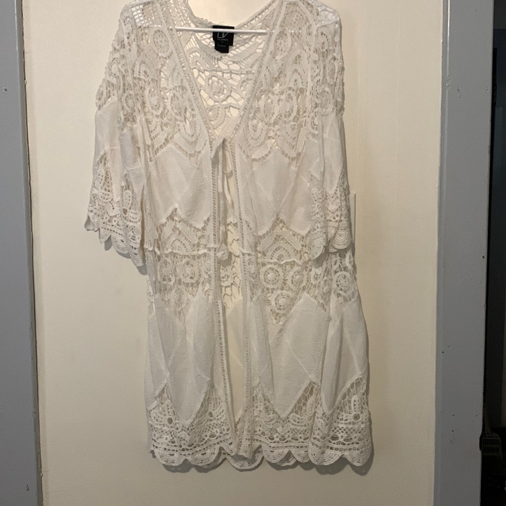 White lace cover up. Smoke & pet free home.